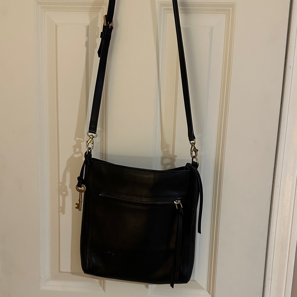 Fossil Black Leather Crossbody Bag with Front Zip Pocket